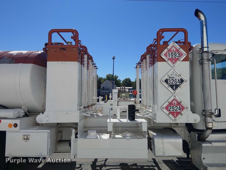image for item DJ7895 2012 Peterbilt 348 fuel / lube truck