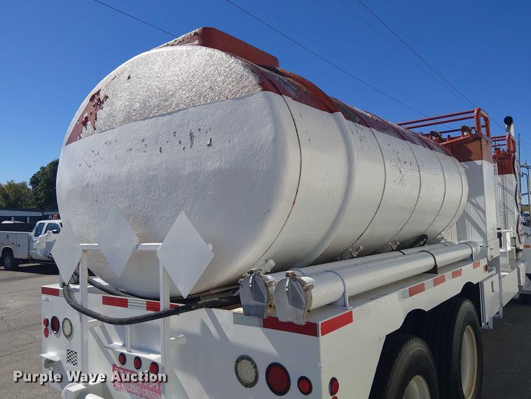 image for item DJ7895 2012 Peterbilt 348 fuel / lube truck