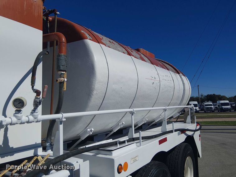 image for item DJ7895 2012 Peterbilt 348 fuel / lube truck