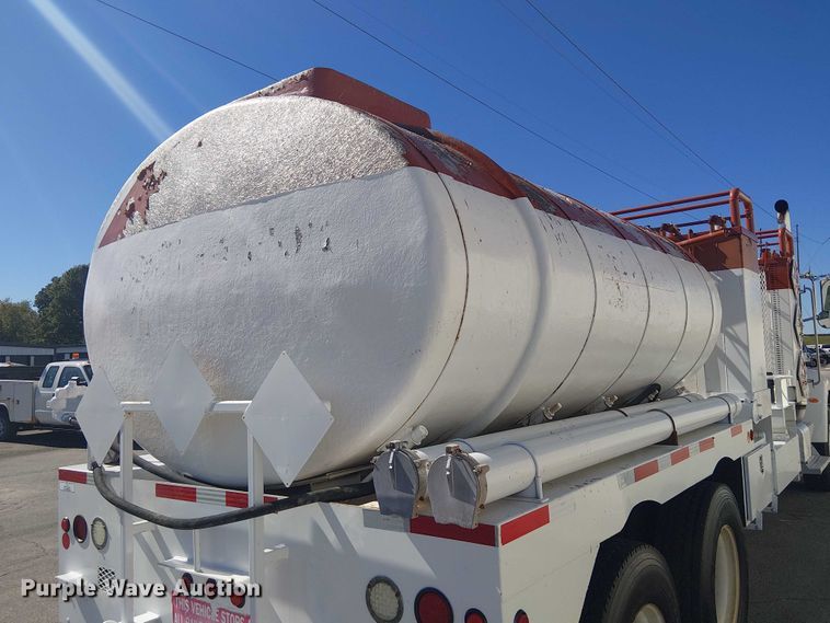 image for item DJ7895 2012 Peterbilt 348 fuel / lube truck