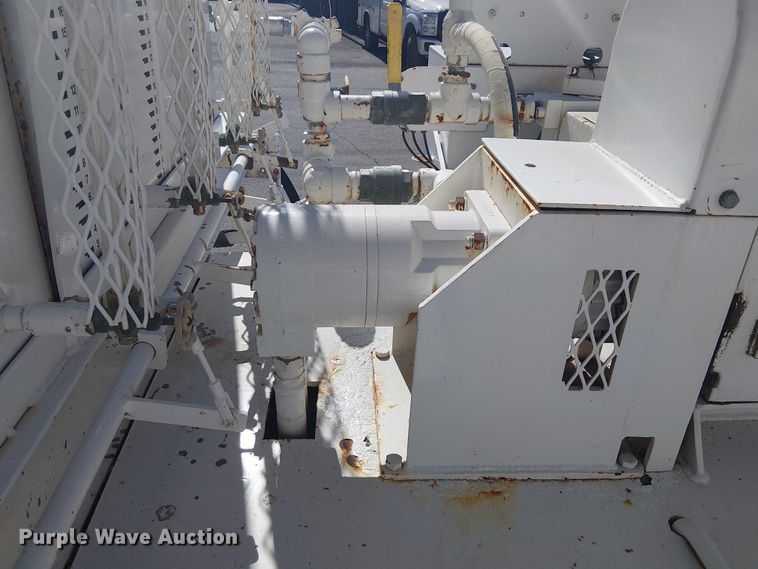 image for item DJ7895 2012 Peterbilt 348 fuel / lube truck