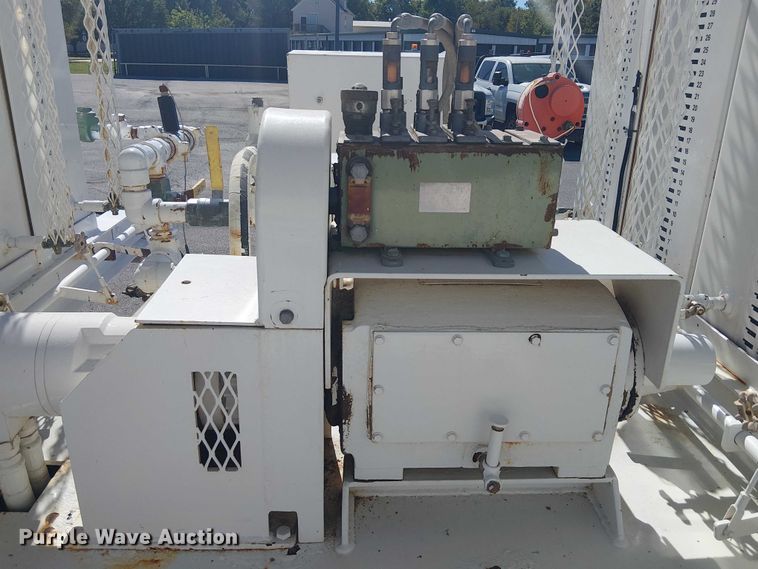 image for item DJ7895 2012 Peterbilt 348 fuel / lube truck