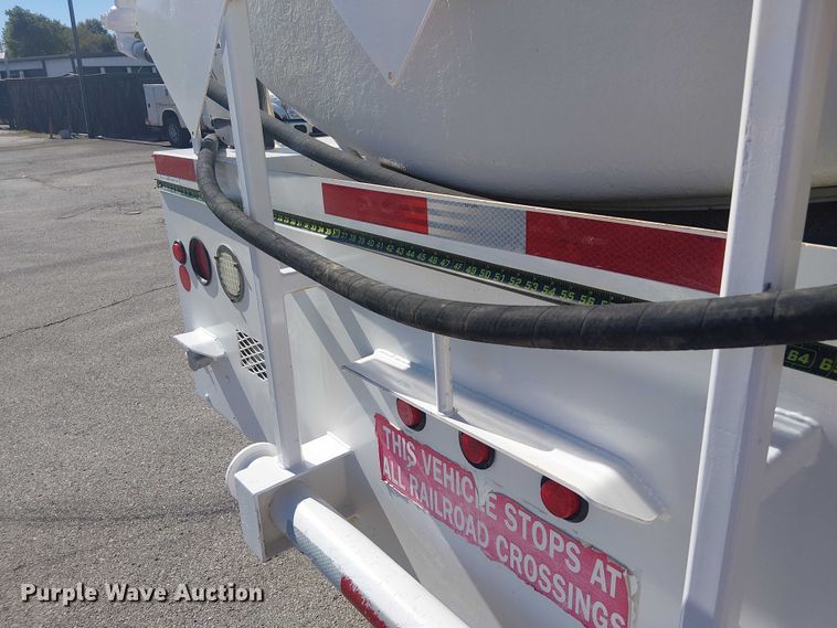 image for item DJ7895 2012 Peterbilt 348 fuel / lube truck