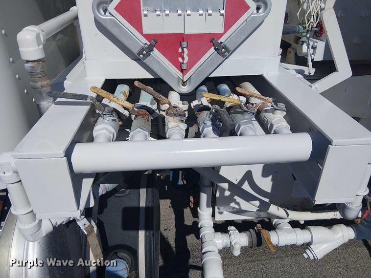 image for item DJ7895 2012 Peterbilt 348 fuel / lube truck