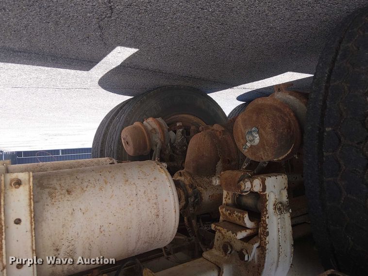 image for item DJ7895 2012 Peterbilt 348 fuel / lube truck