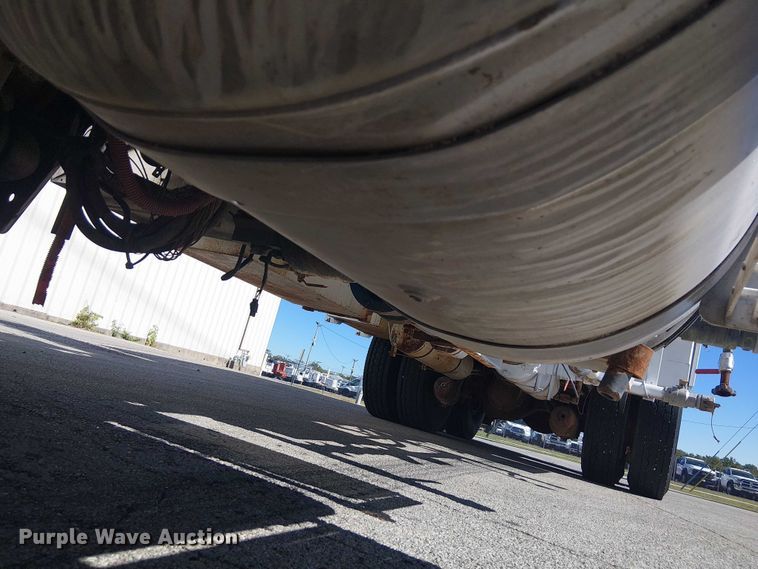 image for item DJ7895 2012 Peterbilt 348 fuel / lube truck