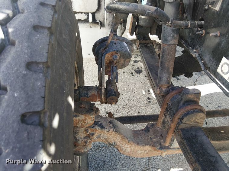 image for item DJ7895 2012 Peterbilt 348 fuel / lube truck