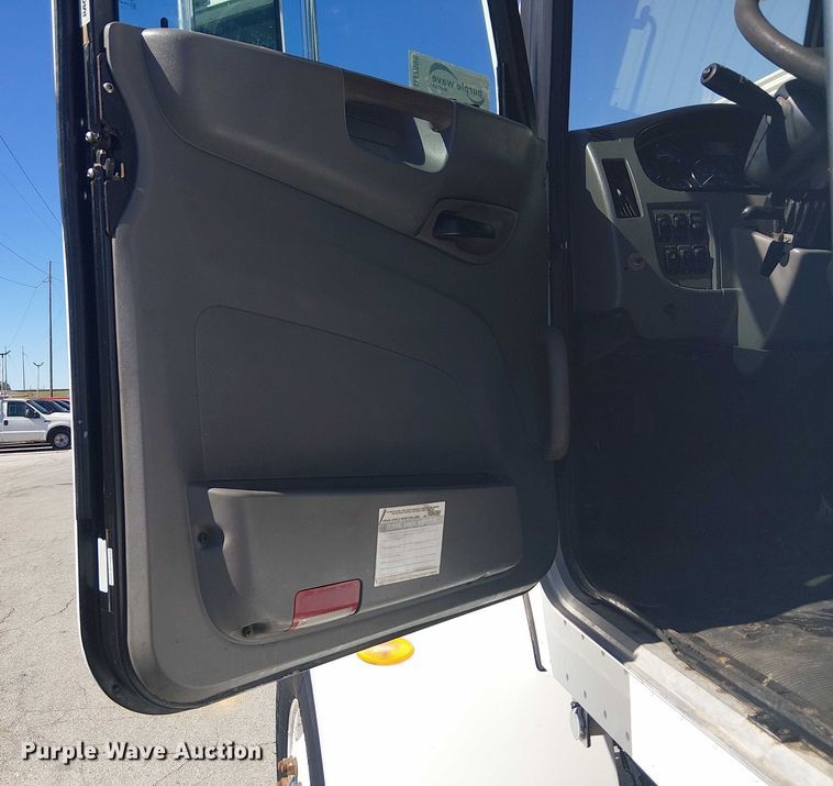 image for item DJ7895 2012 Peterbilt 348 fuel / lube truck