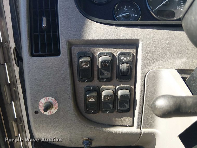 image for item DJ7895 2012 Peterbilt 348 fuel / lube truck