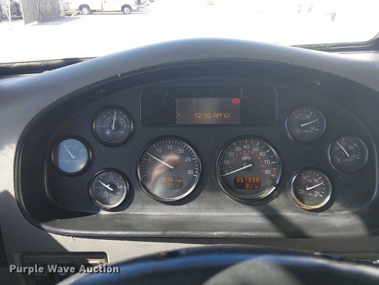 image for item DJ7895 2012 Peterbilt 348 fuel / lube truck