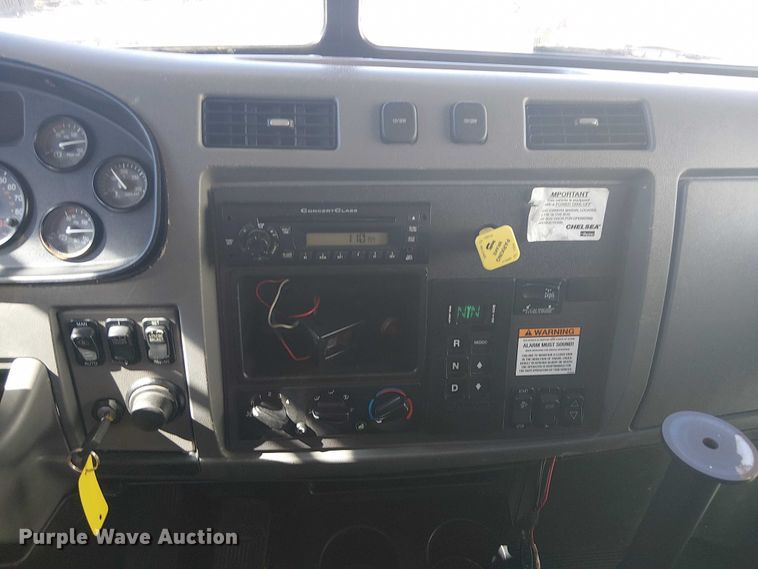 image for item DJ7895 2012 Peterbilt 348 fuel / lube truck