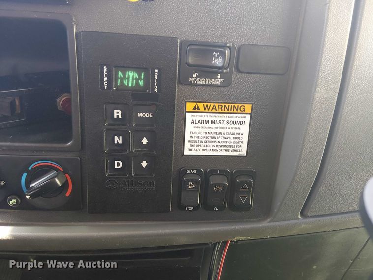 image for item DJ7895 2012 Peterbilt 348 fuel / lube truck