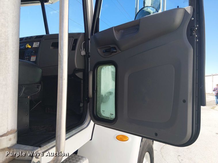 image for item DJ7895 2012 Peterbilt 348 fuel / lube truck