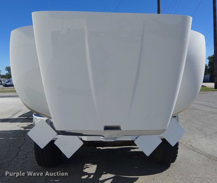 image for item DJ7895 2012 Peterbilt 348 fuel / lube truck