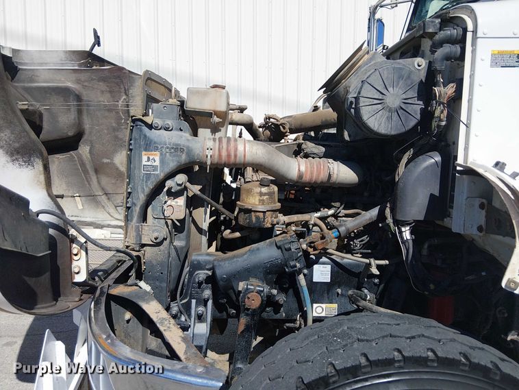 image for item DJ7895 2012 Peterbilt 348 fuel / lube truck