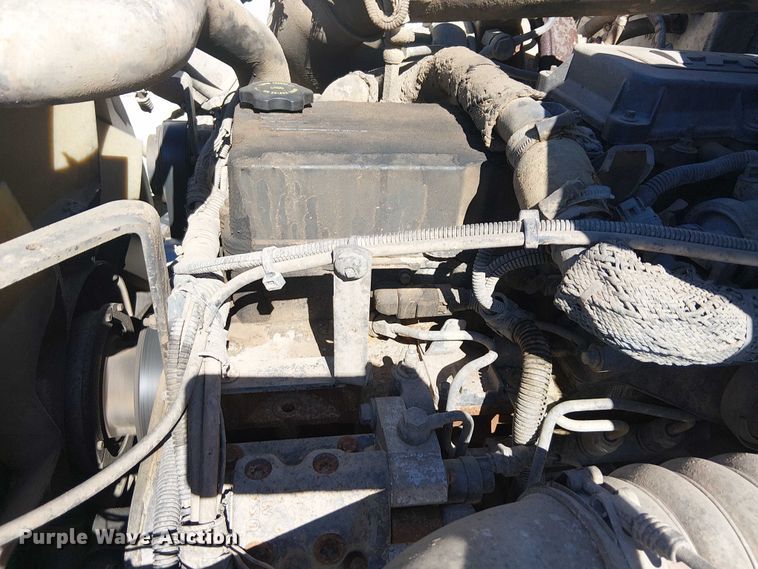 image for item DJ7895 2012 Peterbilt 348 fuel / lube truck