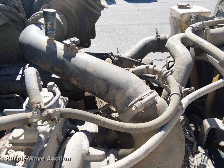 image for item DJ7895 2012 Peterbilt 348 fuel / lube truck