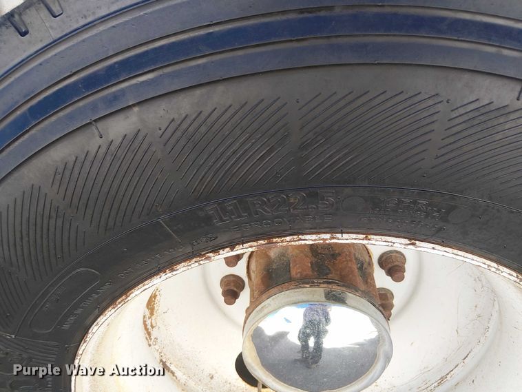 image for item DJ7895 2012 Peterbilt 348 fuel / lube truck