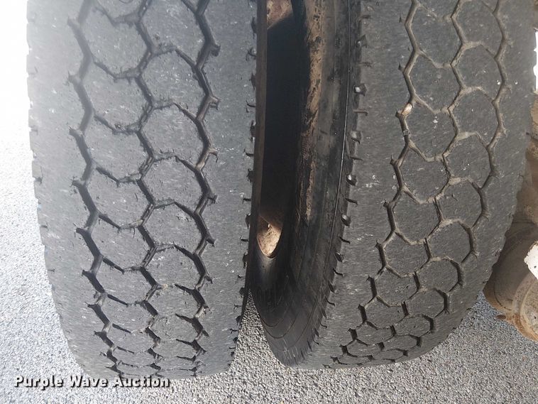 image for item DJ7895 2012 Peterbilt 348 fuel / lube truck