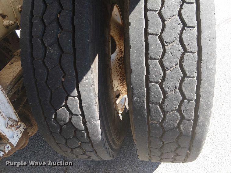 image for item DJ7895 2012 Peterbilt 348 fuel / lube truck