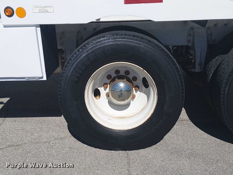 image for item DJ7895 2012 Peterbilt 348 fuel / lube truck