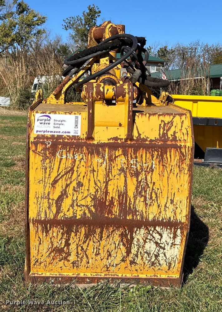 image for item DK0038 Clamshell bucket