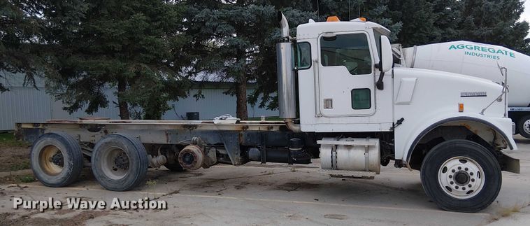 image for item DT6276 2000 Kenworth W900B truck cab and chassis