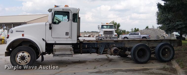 image for item DT6276 2000 Kenworth W900B truck cab and chassis
