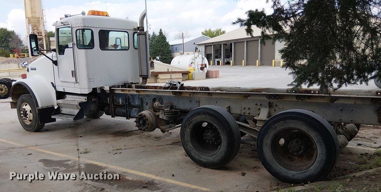 image for item DT6276 2000 Kenworth W900B truck cab and chassis