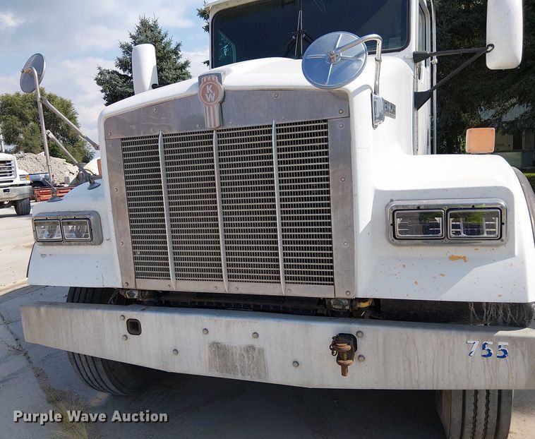 image for item DT6276 2000 Kenworth W900B truck cab and chassis