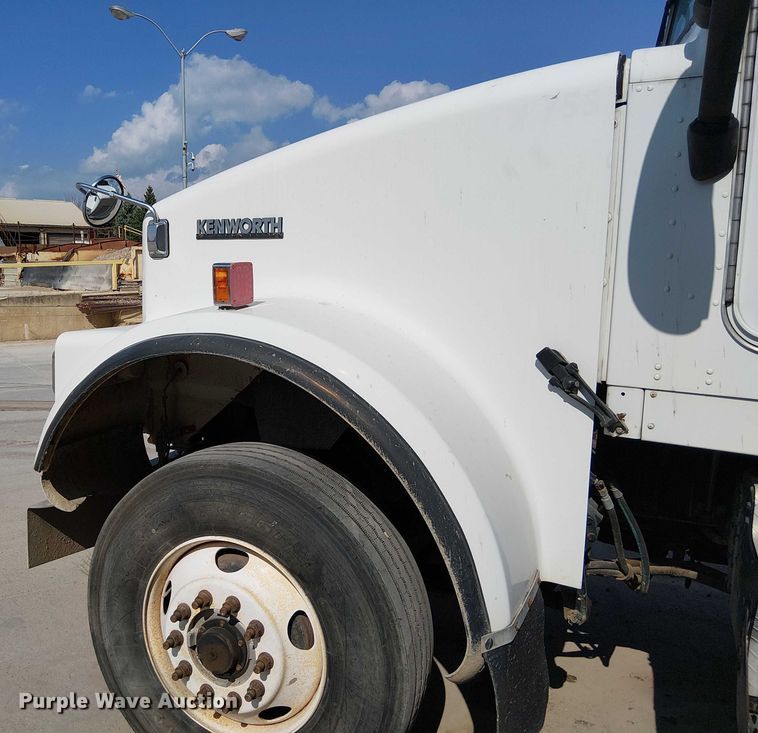 image for item DT6276 2000 Kenworth W900B truck cab and chassis