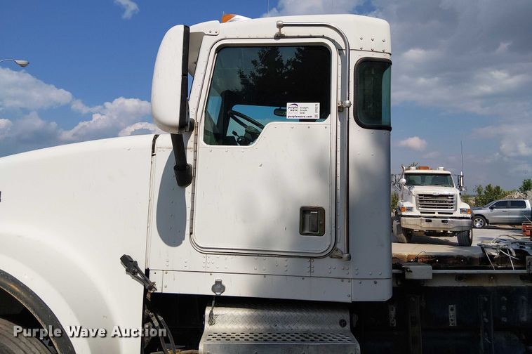 image for item DT6276 2000 Kenworth W900B truck cab and chassis