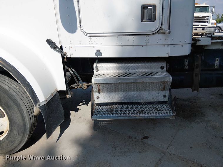 image for item DT6276 2000 Kenworth W900B truck cab and chassis