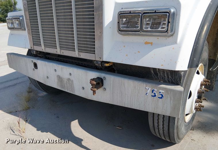 image for item DT6276 2000 Kenworth W900B truck cab and chassis