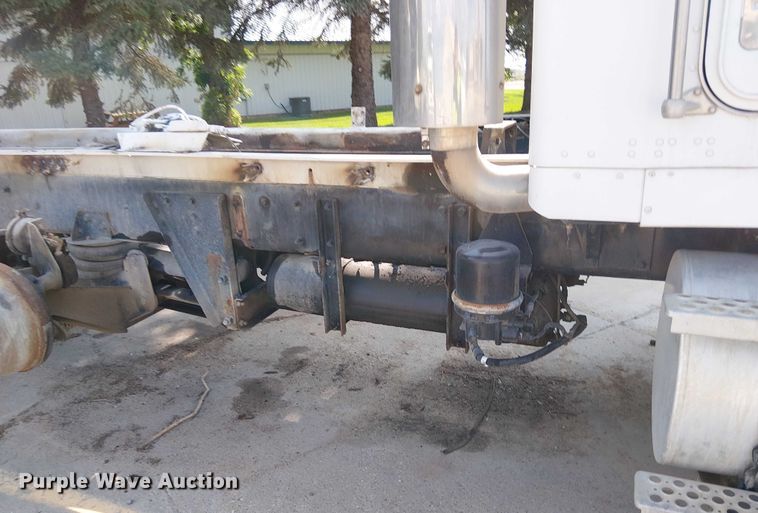 image for item DT6276 2000 Kenworth W900B truck cab and chassis