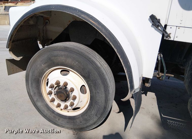 image for item DT6276 2000 Kenworth W900B truck cab and chassis