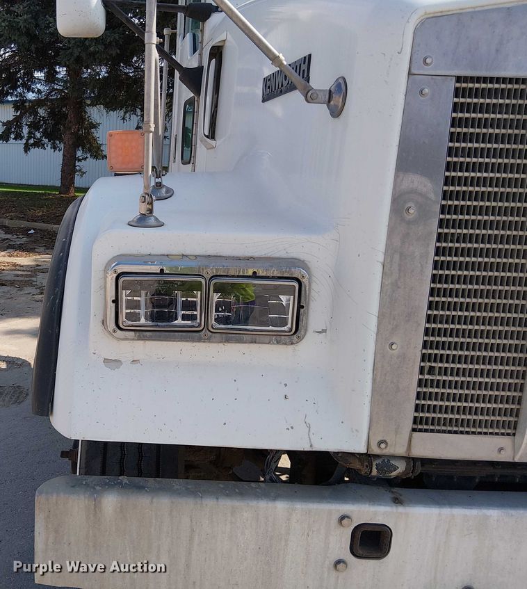 image for item DT6276 2000 Kenworth W900B truck cab and chassis