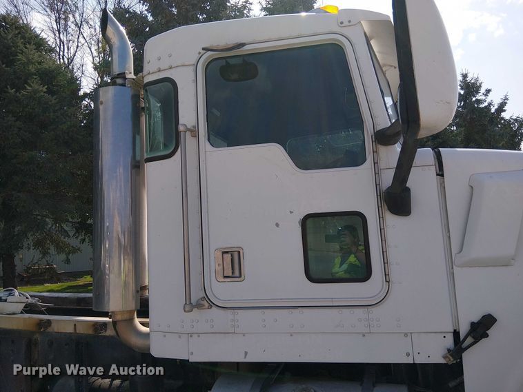 image for item DT6276 2000 Kenworth W900B truck cab and chassis