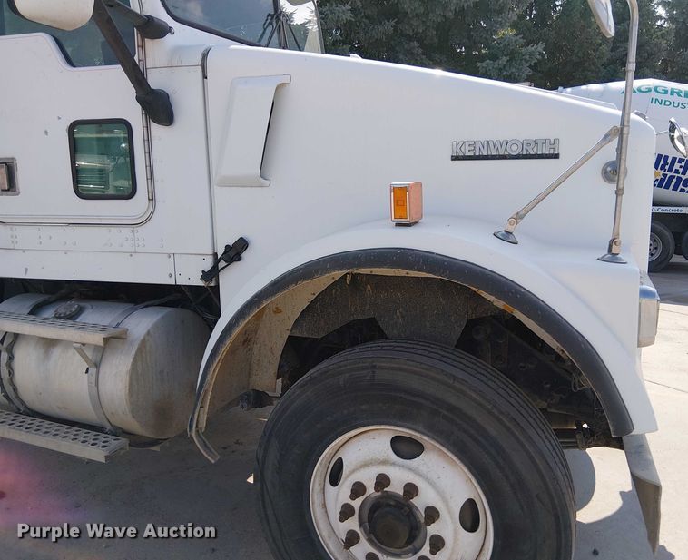 image for item DT6276 2000 Kenworth W900B truck cab and chassis