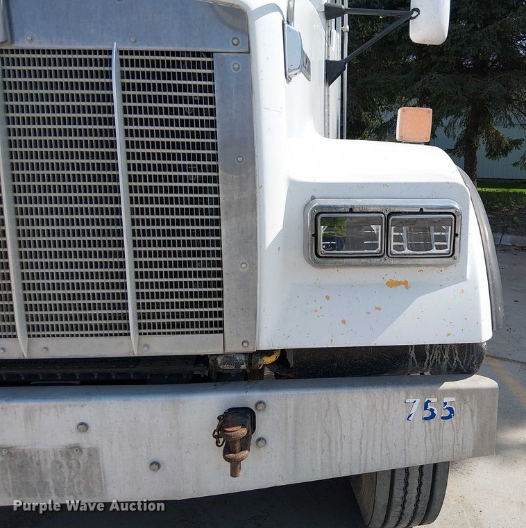 image for item DT6276 2000 Kenworth W900B truck cab and chassis