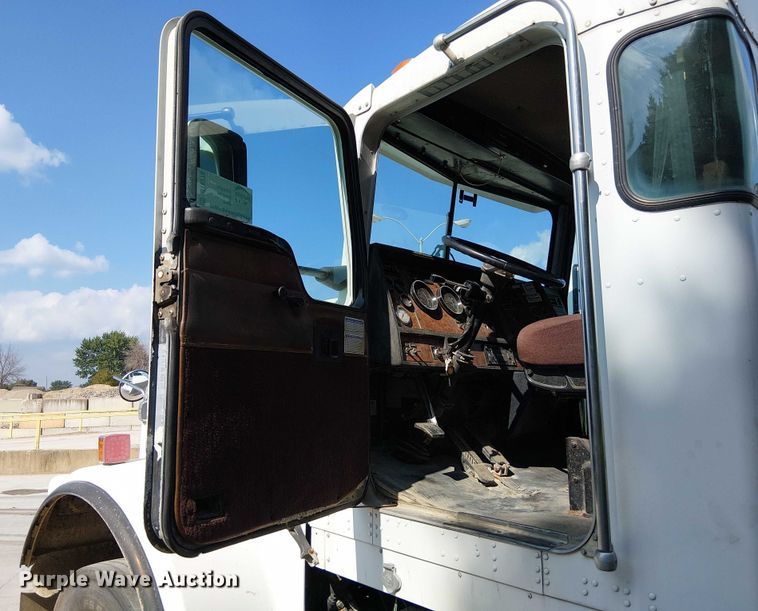 image for item DT6276 2000 Kenworth W900B truck cab and chassis