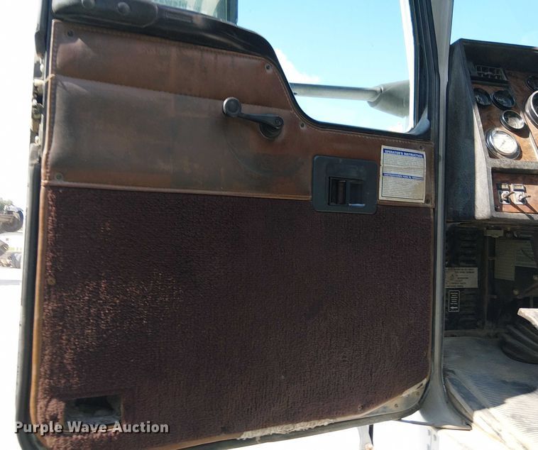 image for item DT6276 2000 Kenworth W900B truck cab and chassis