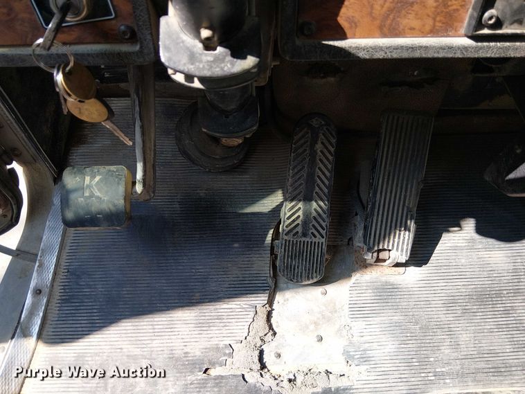 image for item DT6276 2000 Kenworth W900B truck cab and chassis