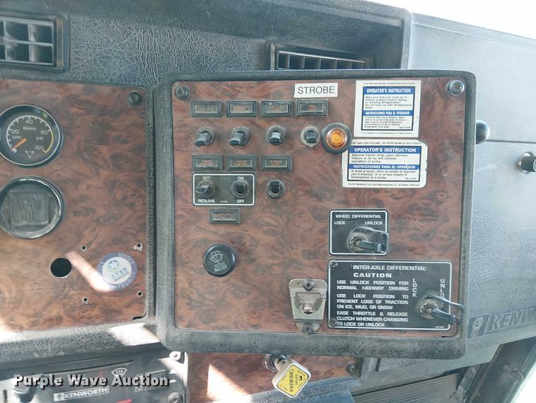 image for item DT6276 2000 Kenworth W900B truck cab and chassis