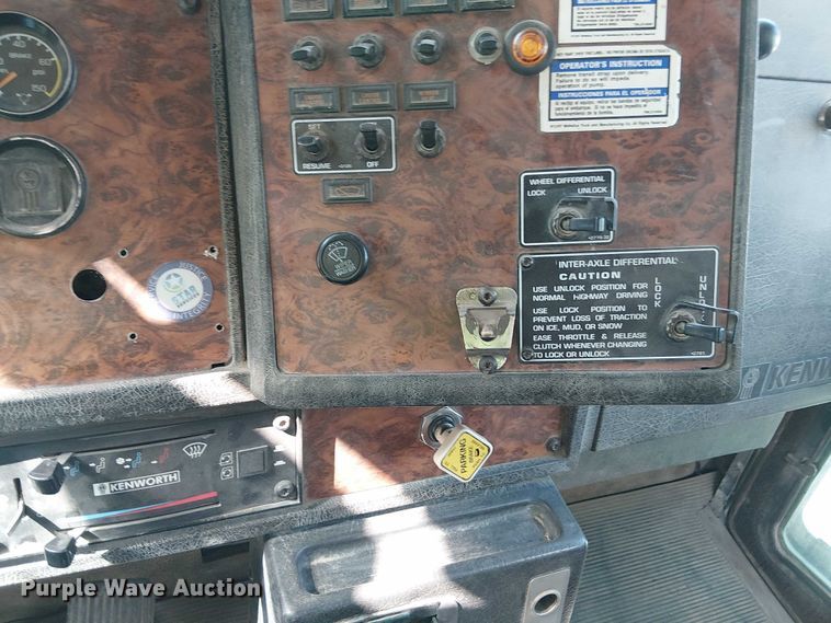 image for item DT6276 2000 Kenworth W900B truck cab and chassis