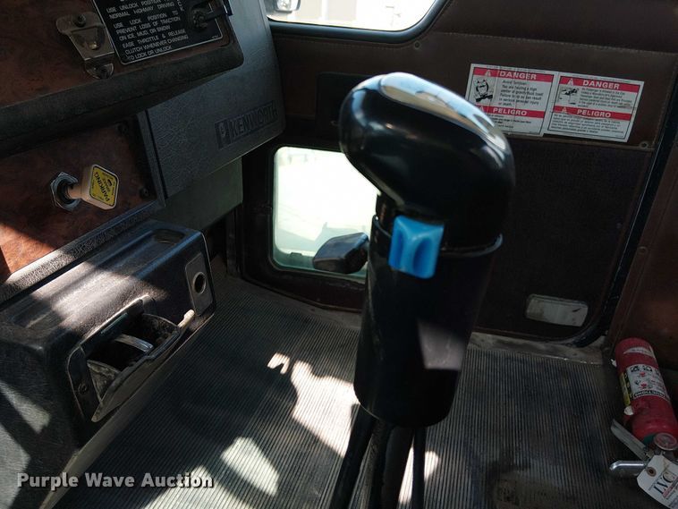 image for item DT6276 2000 Kenworth W900B truck cab and chassis