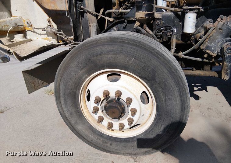 image for item DT6276 2000 Kenworth W900B truck cab and chassis