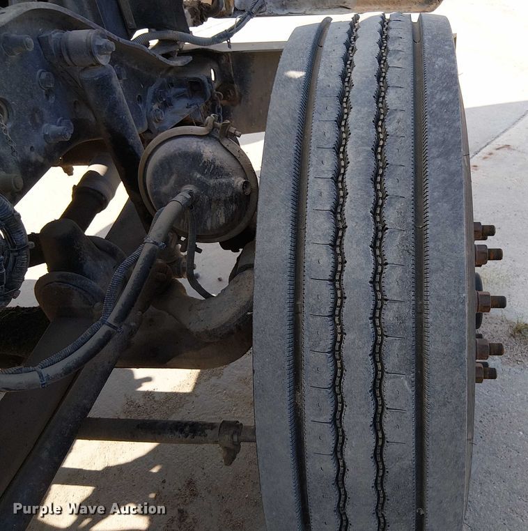 image for item DT6276 2000 Kenworth W900B truck cab and chassis