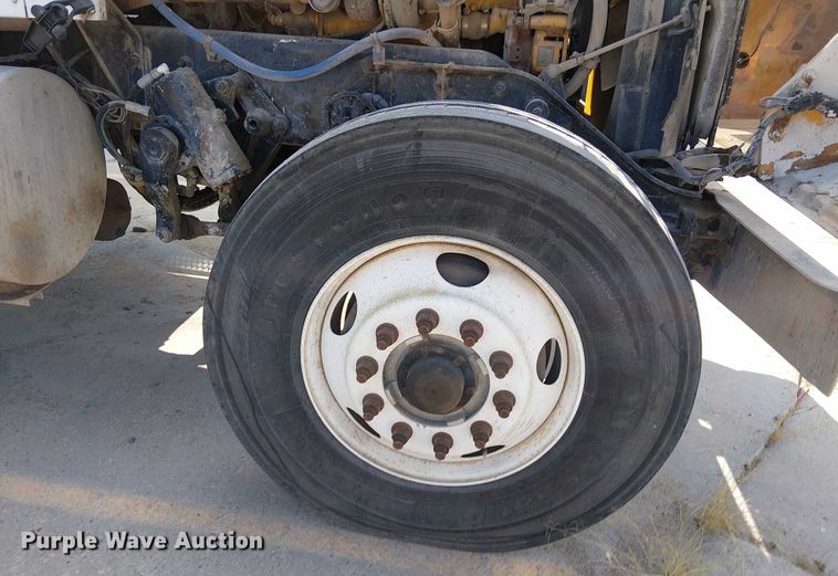 image for item DT6276 2000 Kenworth W900B truck cab and chassis