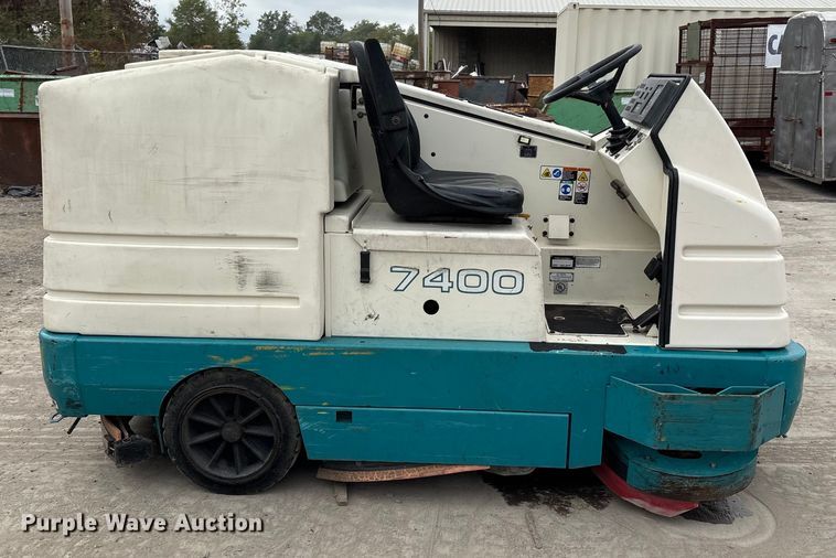 image for item DU1402 Tennant 7400 floor scrubber